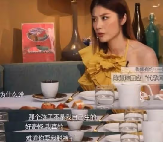樂壇實力比肩王菲，巔峰期嫁相戀16年初戀，低調生子做慈善出道26年零緋聞，家世背景強大無人敢惹