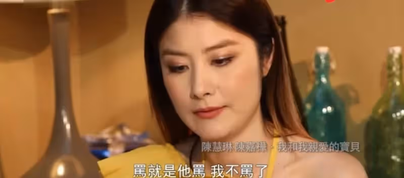 樂壇實力比肩王菲，巔峰期嫁相戀16年初戀，低調生子做慈善出道26年零緋聞，家世背景強大無人敢惹