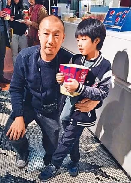 樂壇實力比肩王菲，巔峰期嫁相戀16年初戀，低調生子做慈善出道26年零緋聞，家世背景強大無人敢惹