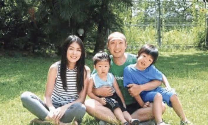 樂壇實力比肩王菲，巔峰期嫁相戀16年初戀，低調生子做慈善出道26年零緋聞，家世背景強大無人敢惹
