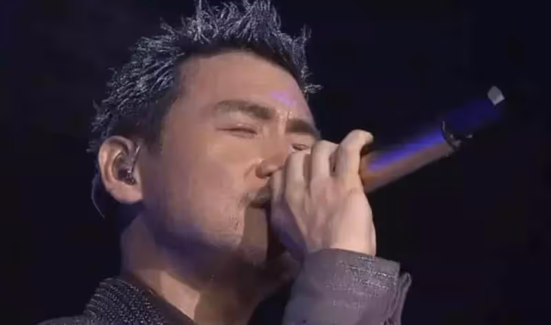 演唱會上，原來歌手耳朵里戴的不是耳機，看完漲知識了