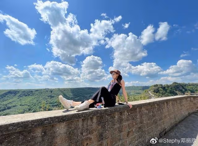 香港知名女星派福利！曬性感露背美照引圍觀，一雙長腿尤為吸睛