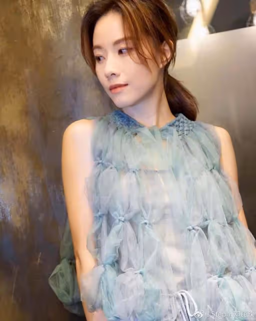 香港知名女星派福利！曬性感露背美照引圍觀，一雙長腿尤為吸睛