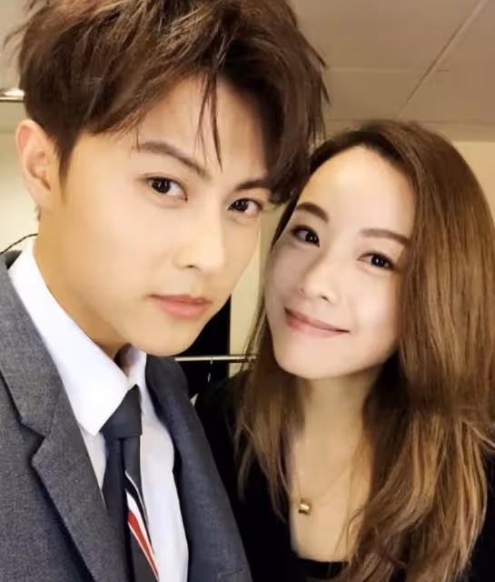 香港知名女星派福利!曬性感露背美照引圍觀,一雙長腿尤為吸睛