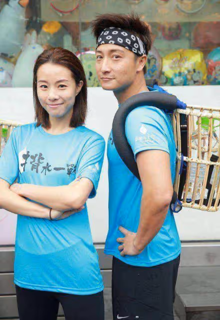 香港知名女星派福利!曬性感露背美照引圍觀,一雙長腿尤為吸睛