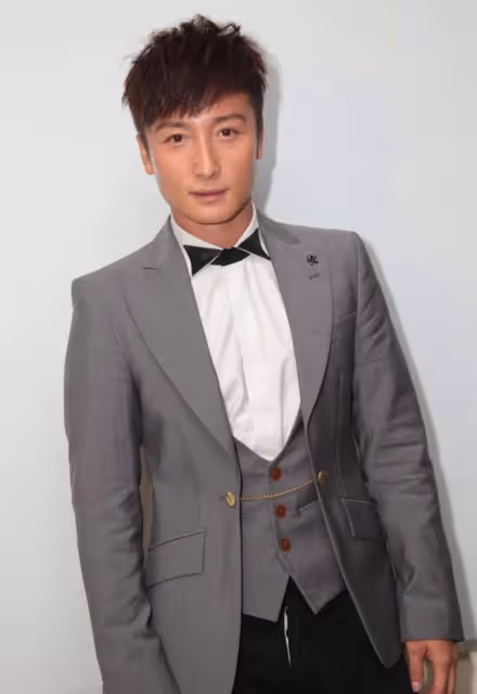 香港知名女星派福利!曬性感露背美照引圍觀,一雙長腿尤為吸睛