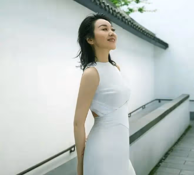 給娛樂圈40歲以上的女星排個名,閆妮臉僵如石,殷桃風情萬種
