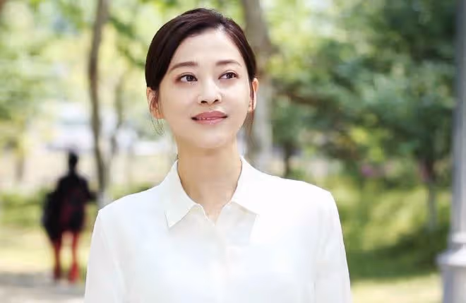 給娛樂圈40歲以上的女星排個名,閆妮臉僵如石,殷桃風情萬種