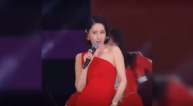 給娛樂圈40歲以上的女星排個名,閆妮臉僵如石,殷桃風情萬種
