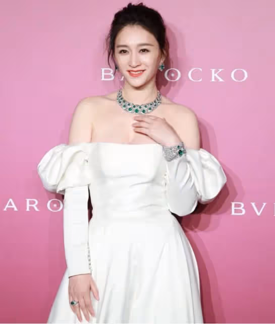 給娛樂圈40歲以上的女星排個名,閆妮臉僵如石,殷桃風情萬種