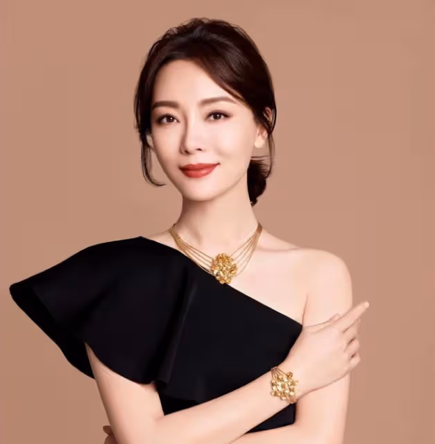 給娛樂圈40歲以上的女星排個名,閆妮臉僵如石,殷桃風情萬種