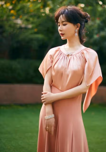 給娛樂圈40歲以上的女星排個名,閆妮臉僵如石,殷桃風情萬種