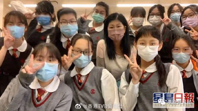 炎明熹出席學校結業禮清純學生裝!不介意隔壁音樂選手碰瓷