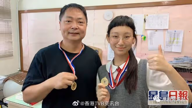 炎明熹出席學校結業禮清純學生裝!不介意隔壁音樂選手碰瓷