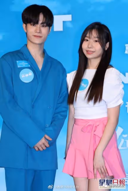 炎明熹出席學校結業禮清純學生裝!不介意隔壁音樂選手碰瓷