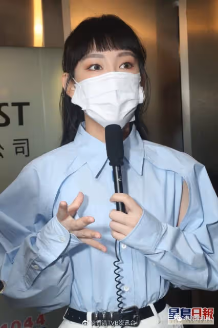 炎明熹出席學校結業禮清純學生裝!不介意隔壁音樂選手碰瓷