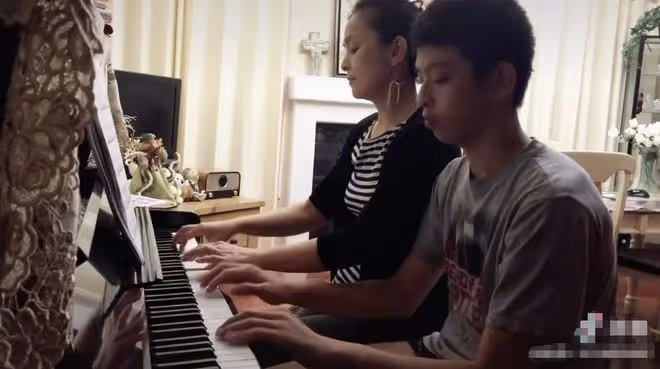 何音母子現身豪宅!兒子撞臉吳磊顏值高,與生父黃志忠11年未同框