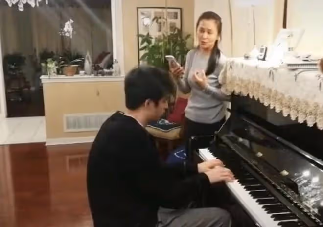 何音母子現身豪宅!兒子撞臉吳磊顏值高,與生父黃志忠11年未同框