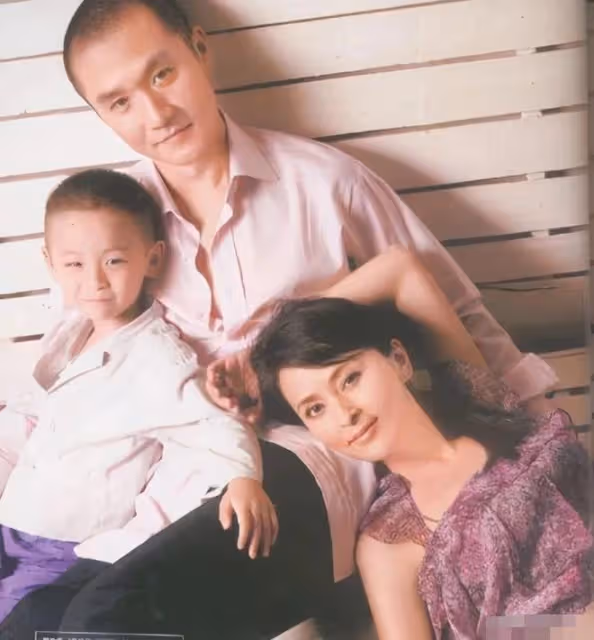 何音母子現身豪宅!兒子撞臉吳磊顏值高,與生父黃志忠11年未同框