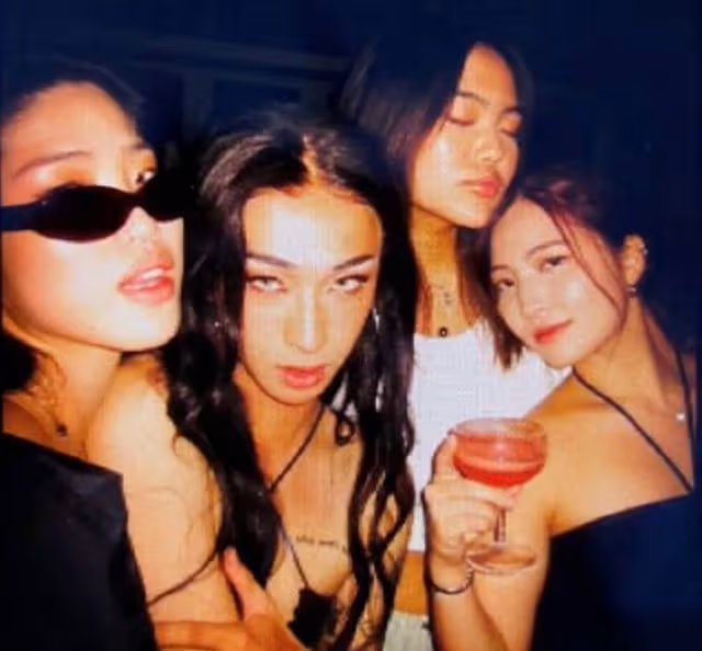 伊能靜兒子再穿性感女裝!脖子上系根繩,倚在女生懷裡眼神魅惑