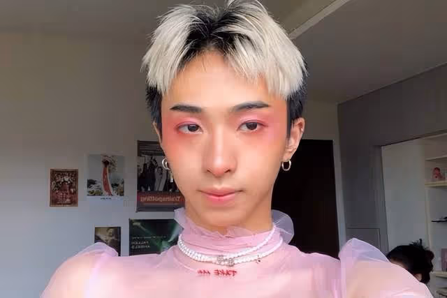 伊能靜兒子再穿性感女裝!脖子上系根繩,倚在女生懷裡眼神魅惑