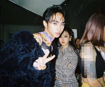 伊能靜兒子再穿性感女裝！脖子上系根繩，倚在女生懷裡眼神魅惑