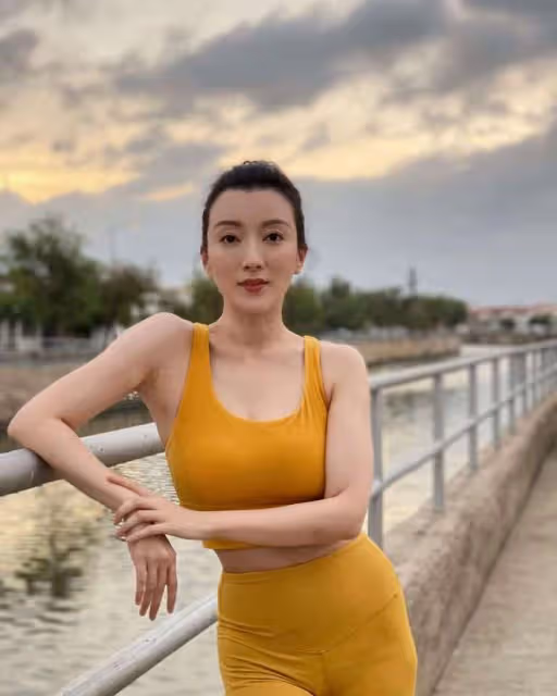 34歲港姐被曝秘密生子!寶寶五官立體似混血,老公為內地知名導演