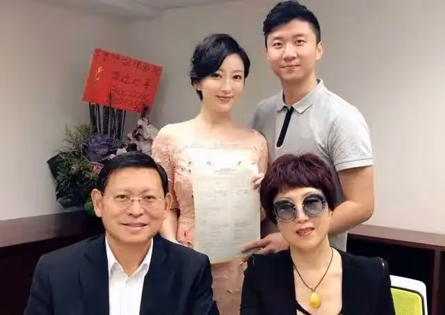 34歲港姐被曝秘密生子!寶寶五官立體似混血,老公為內地知名導演