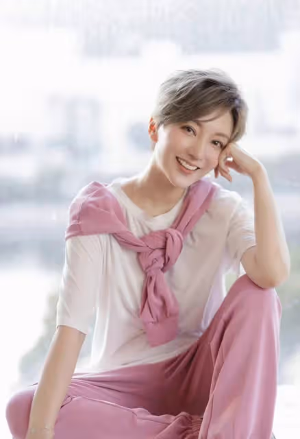 34歲港姐被曝秘密生子!寶寶五官立體似混血,老公為內地知名導演
