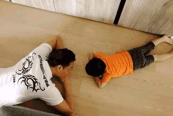 帶你看看謝天華的家,生活中一點都不「壞」,趴在地板上和孩子玩