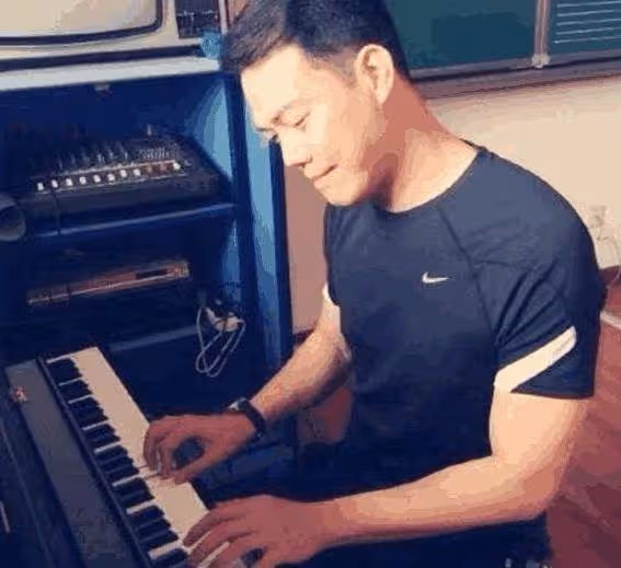帶你看看謝天華的家,生活中一點都不「壞」,趴在地板上和孩子玩