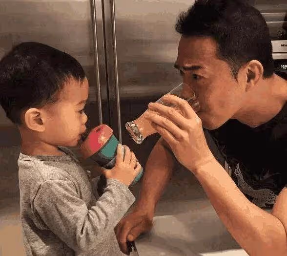 帶你看看謝天華的家,生活中一點都不「壞」,趴在地板上和孩子玩
