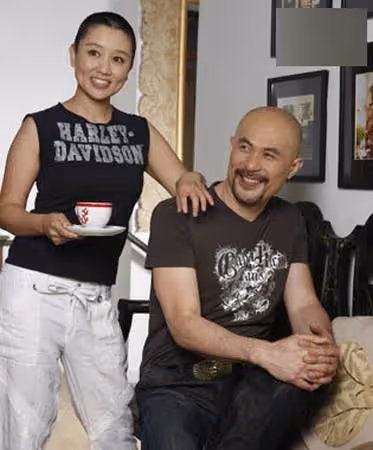 對妻子一見鍾情！「3次見面就定終身」婚後財產全上交　結婚26年「身上不留一分錢」：離開她就活不了
