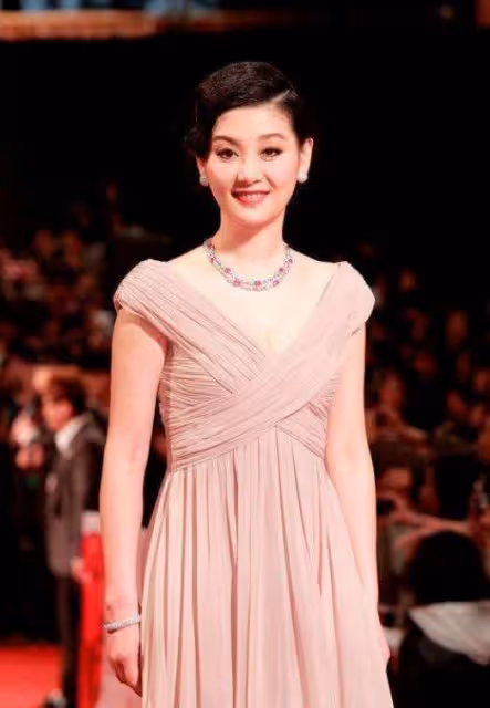 嫁給導演的4位女星：因長得漂亮，被導演看中收為「囊中之物」！