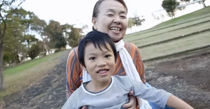 回婆家過年，兒媳看見婆婆給外孫子塞壓歲錢，兒媳：再也不回來了