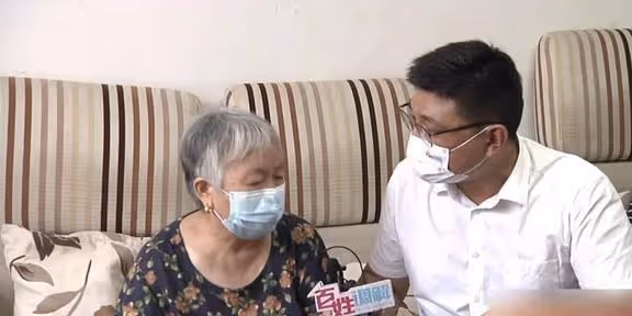 兒媳帶父母下館子,婆婆強烈不滿大鬧:我家的錢是要省著干大事的