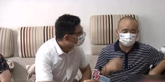 兒媳帶父母下館子,婆婆強烈不滿大鬧:我家的錢是要省著干大事的