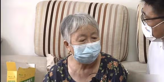 兒媳帶父母下館子,婆婆強烈不滿大鬧:我家的錢是要省著干大事的