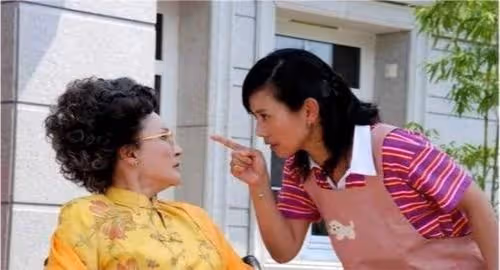 我被兒媳婦罵哭後,兒子卻說:媽,你快去做飯,我老婆還沒吃飯呢