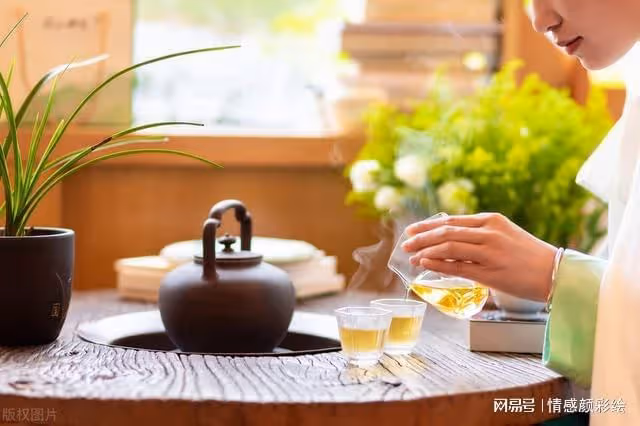 家裡來客婆婆讓兒媳做飯,小姑子嫌她做飯太慢,兒媳:你出錢招待