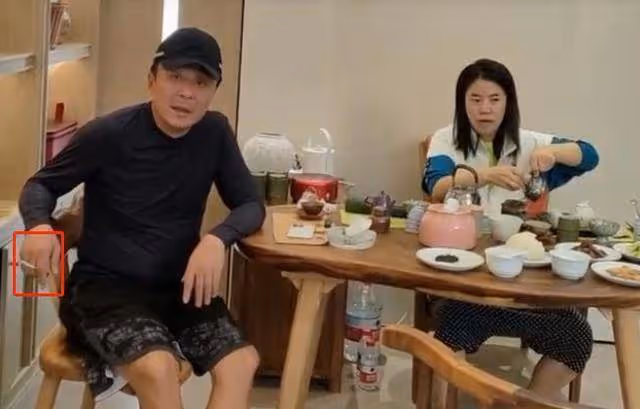 這才是生活!王楠去海南別墅度假,富豪老公煙不離手,穿短褲就行