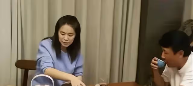 這才是生活!王楠去海南別墅度假,富豪老公煙不離手,穿短褲就行