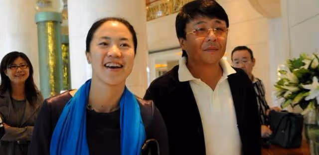 這才是生活!王楠去海南別墅度假,富豪老公煙不離手,穿短褲就行
