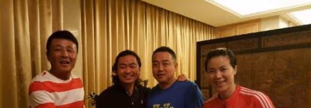 這才是生活!王楠去海南別墅度假,富豪老公煙不離手,穿短褲就行