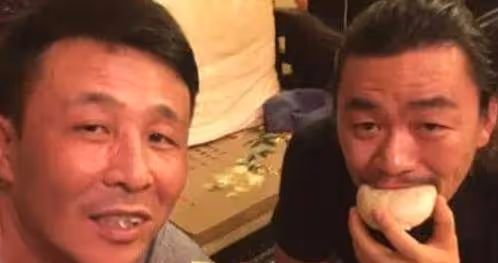 這才是生活!王楠去海南別墅度假,富豪老公煙不離手,穿短褲就行
