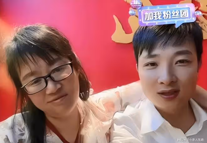 楊櫧策直播表示,自扇巴掌是藝術,網友建議余秀華把窗簾換成白色