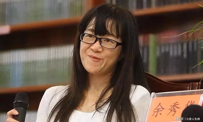 楊櫧策直播表示,自扇巴掌是藝術,網友建議余秀華把窗簾換成白色