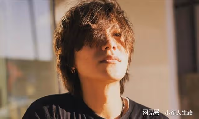 陳坤兒子罕見露面,穿6千短袖身上紋身矚目,獨居國外和老爸分離
