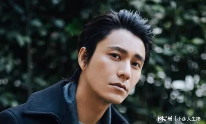 陳坤兒子罕見露面,穿6千短袖身上紋身矚目,獨居國外和老爸分離