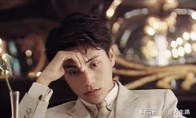 陳坤兒子罕見露面,穿6千短袖身上紋身矚目,獨居國外和老爸分離
